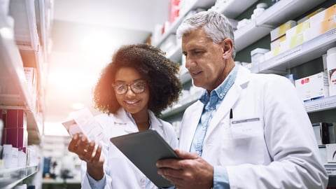 Un pharmacien mentore une étudiante en pharmacie.