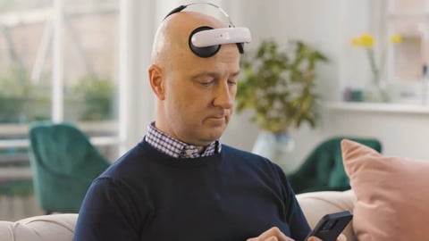 Casque de stimulation transcrânienne à courant continu (crédit Flow Neuroscience)