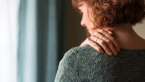 Une jeune femme éprouve une douleur