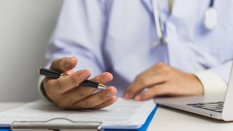 Médecin en train de remplir un formulaire