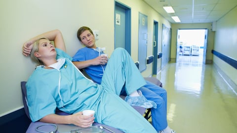 Soignants fatigués dans le couloir d'un hôpital