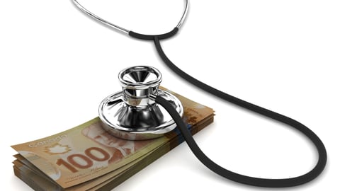 Stéthoscope posé sur des billets de 100 dollars