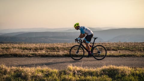 Un triathlète s'entraîne au vélo.