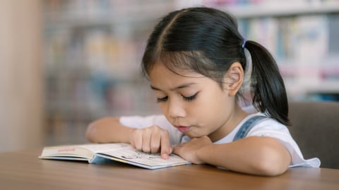 Enfant en train de lire