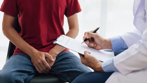 Un patient consulte son médecin pour un herpès génital