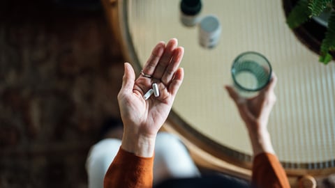 Une patiente prend des médicaments