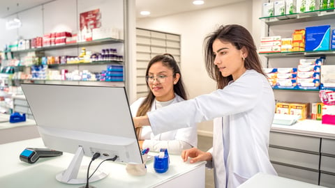 Une pharmacienne et une technicienne en pharmacie