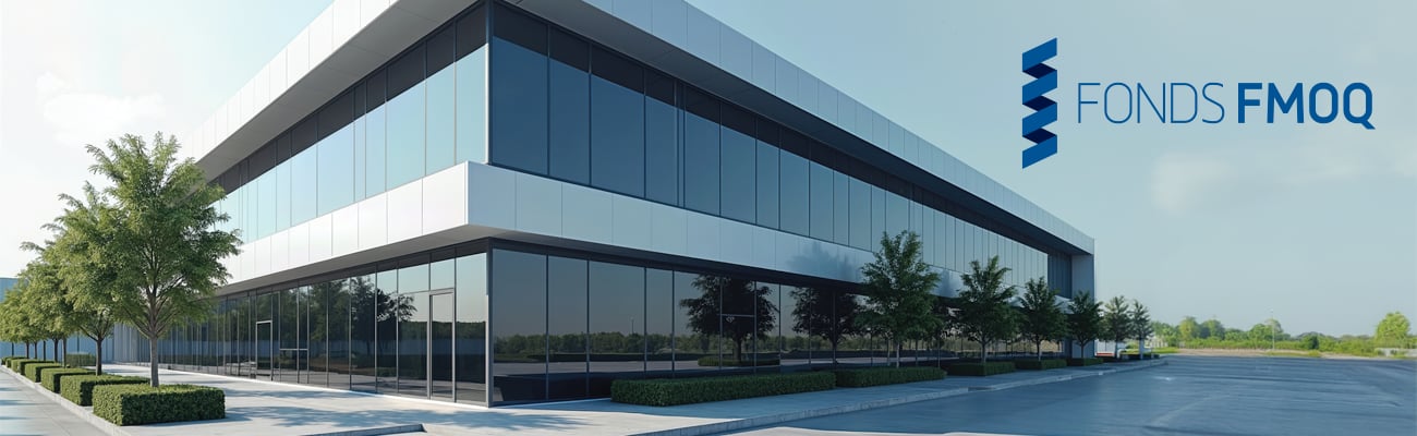 Bâtiment moderne avec le logo du Fonds FMOQ.