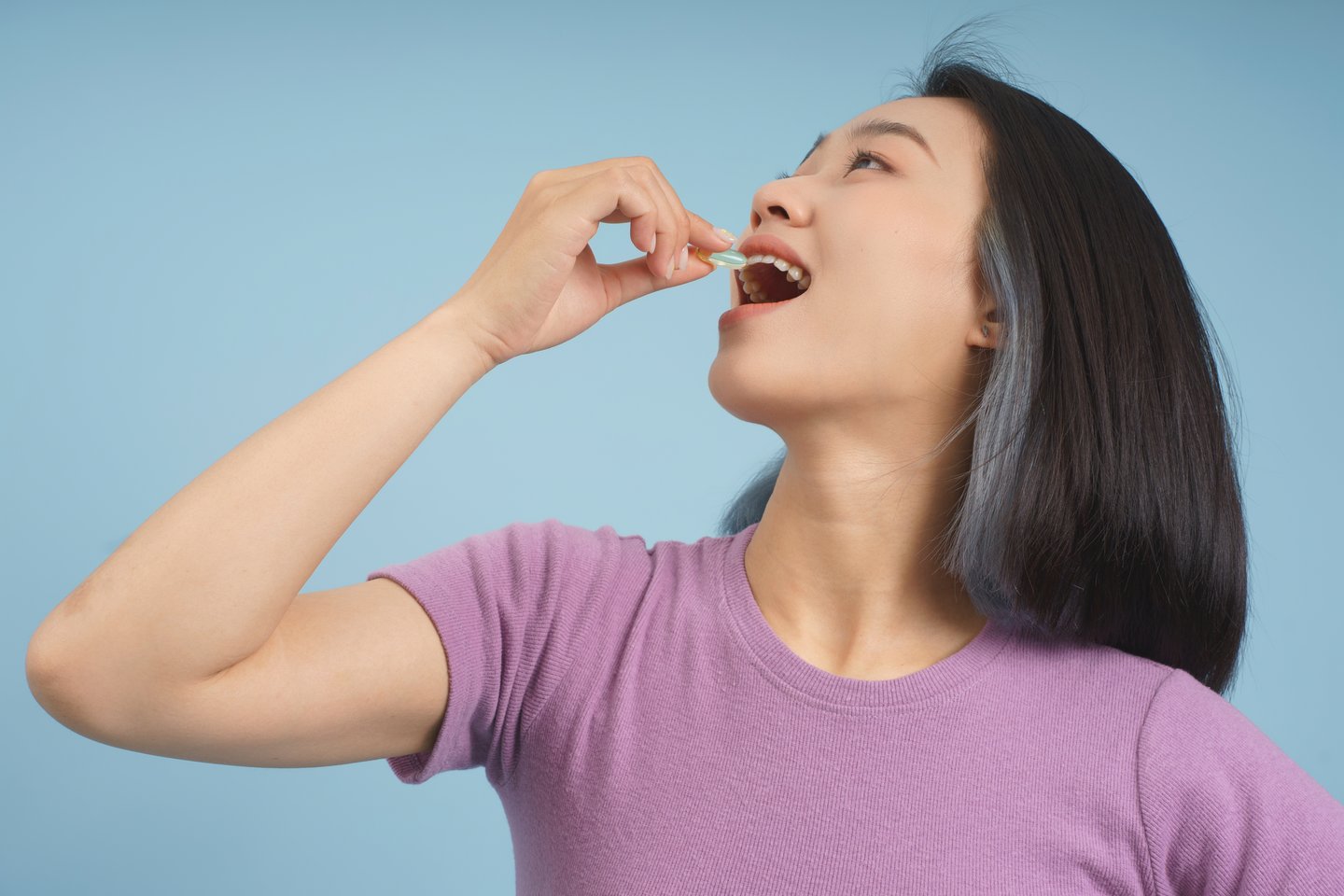 une femme asiatique prenant un supplément