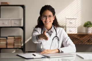 une médecin tend la main