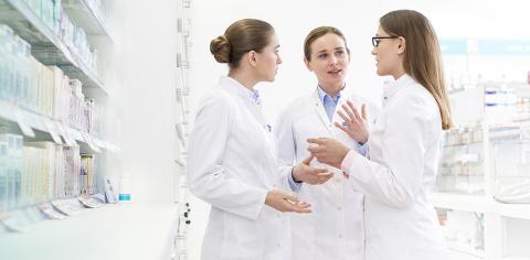 Infirmières discutant en pharmacie