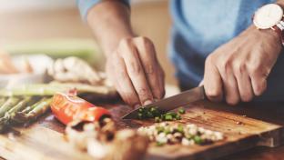 un homme prépare des aliments correspondant au régime «paléo»
